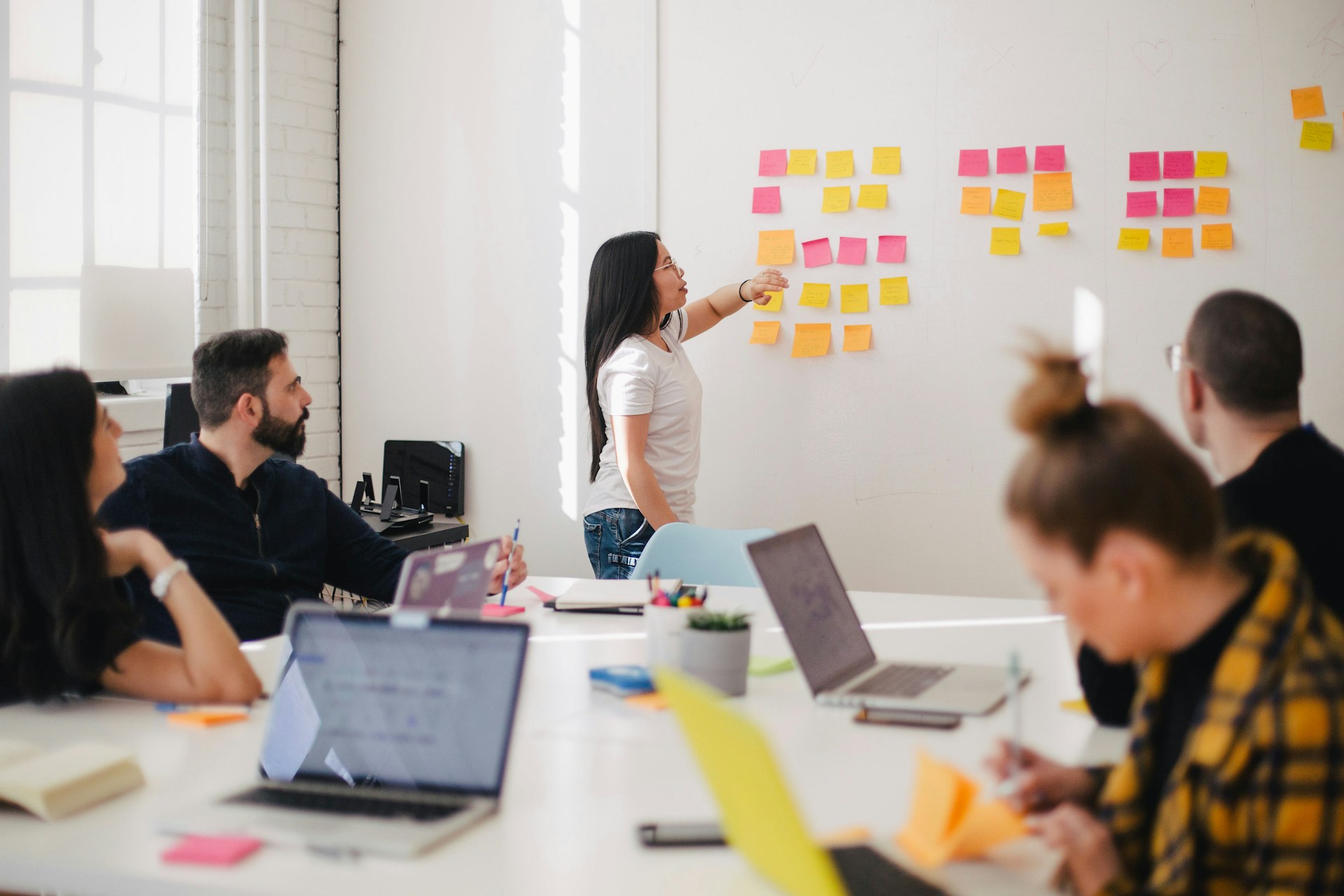 Facilitator mapping AI workflow checkpoints on a whiteboard during a stream session